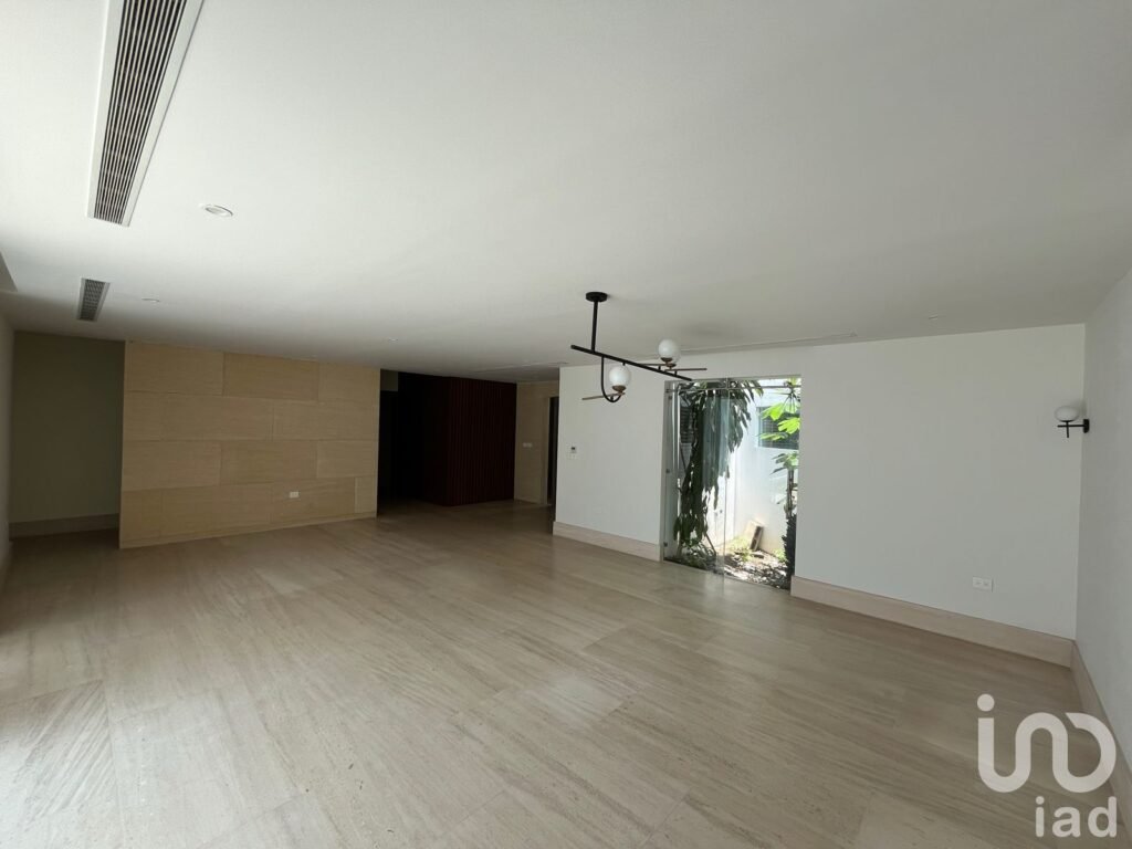 Casa en Renta en Residencial el Country con alberca propia y en esquina