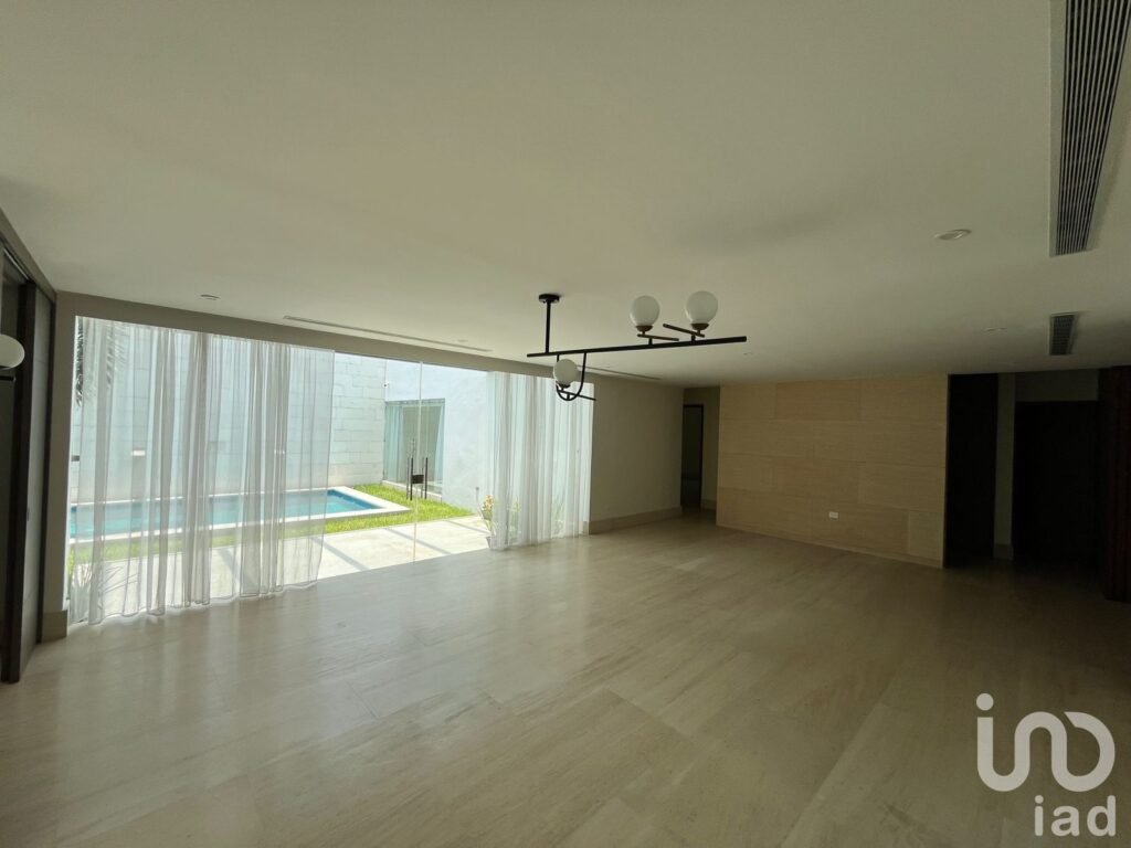 Casa en Renta en Residencial el Country con alberca propia y en esquina