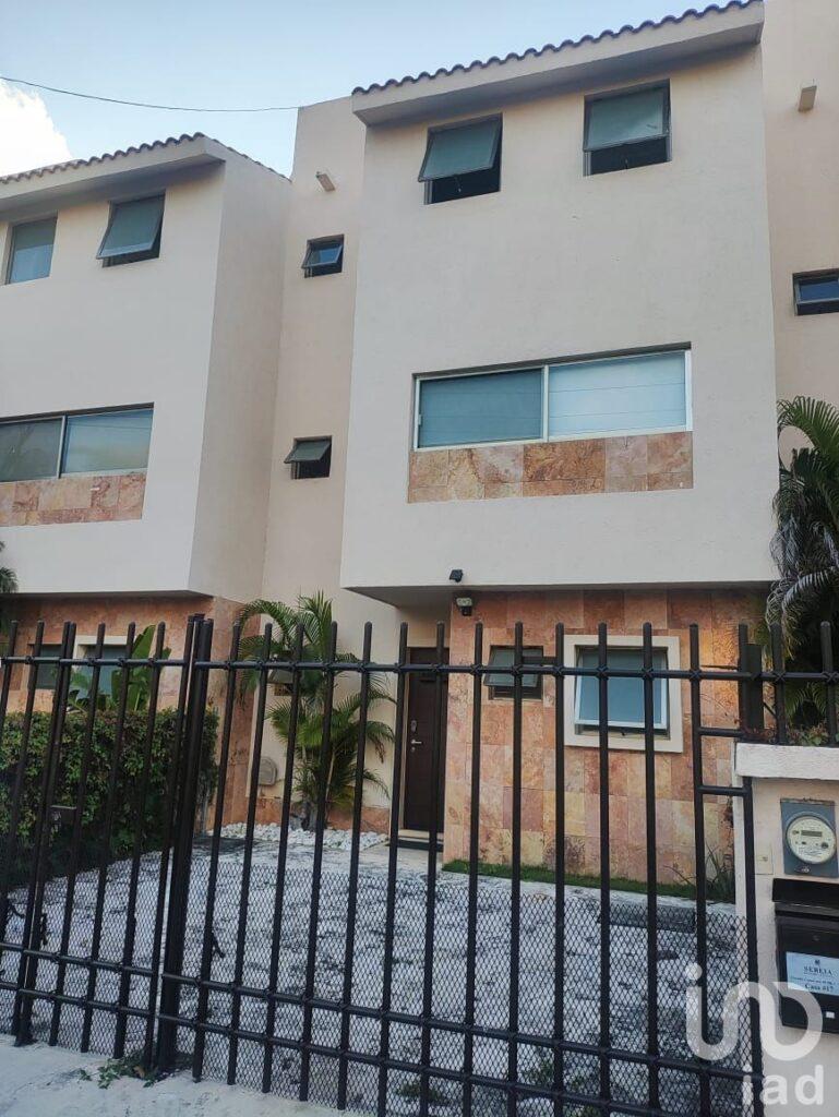 Casa en venta, Gran ubicación en SM 19. 3 rec, roof terrace, alberca