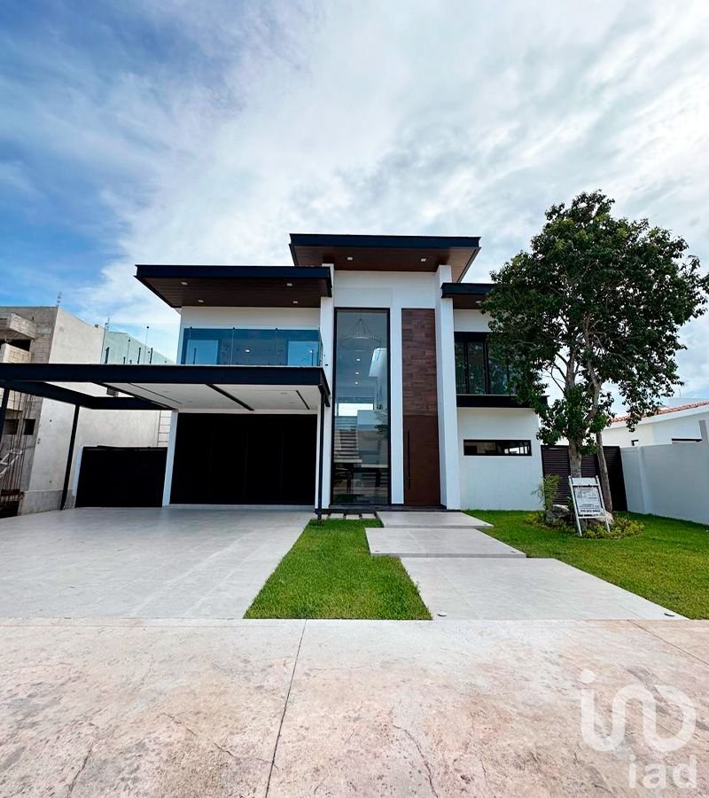 En Venta, Residencia de lujo frente al lago en Lagos del Sol. 5 recs, alberca, acabados elite