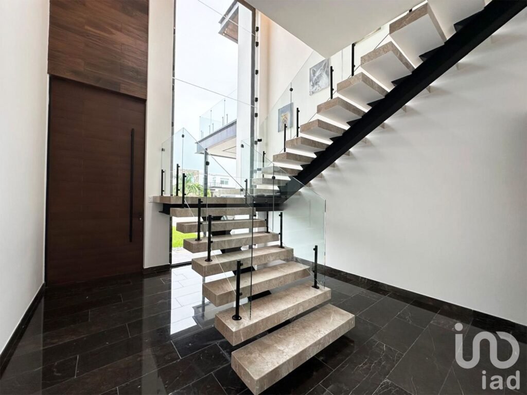 En Venta, Residencia de lujo frente al lago en Lagos del Sol. 5 recs, alberca, acabados elite