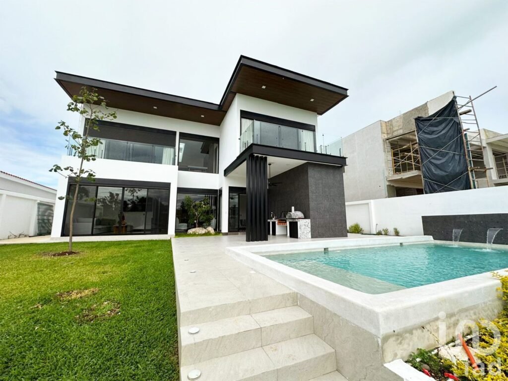 En Venta, Residencia de lujo frente al lago en Lagos del Sol. 5 recs, alberca, acabados elite