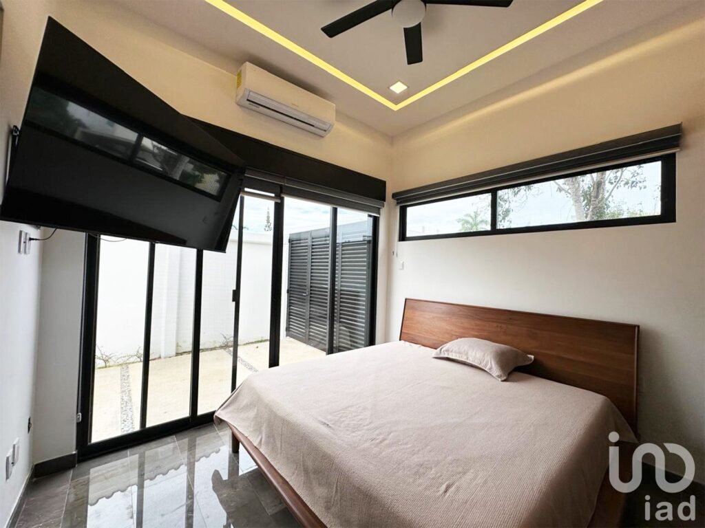 En Venta, Residencia de lujo frente al lago en Lagos del Sol. 5 recs, alberca, acabados elite