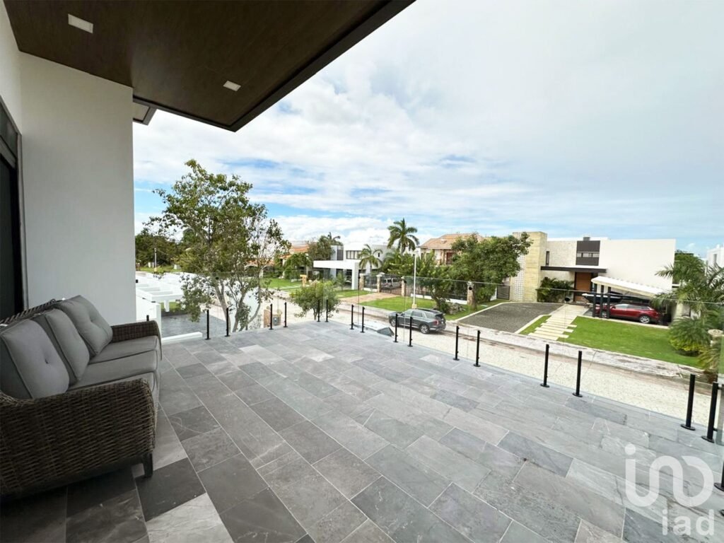 En Venta, Residencia de lujo frente al lago en Lagos del Sol. 5 recs, alberca, acabados elite