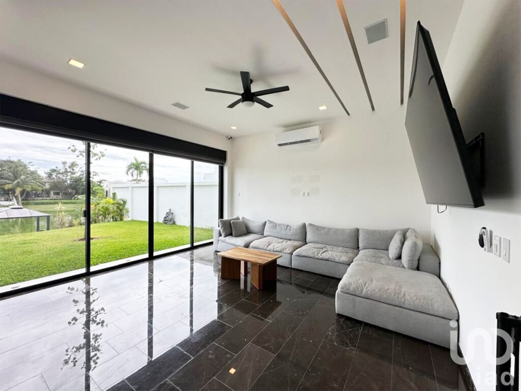 En Venta, Residencia de lujo frente al lago en Lagos del Sol. 5 recs, alberca, acabados elite