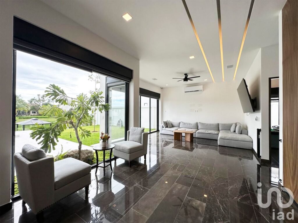 En Venta, Residencia de lujo frente al lago en Lagos del Sol. 5 recs, alberca, acabados elite