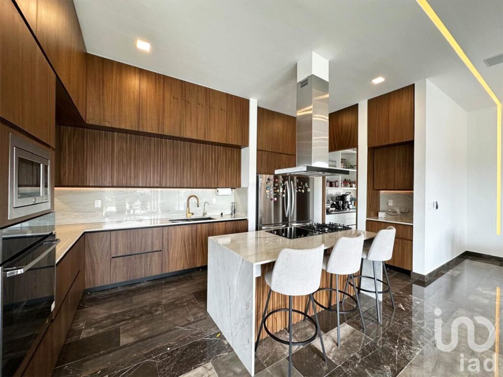 En Venta, Residencia de lujo frente al lago en Lagos del Sol. 5 recs, alberca, acabados elite