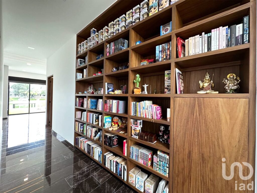 En Venta, Residencia de lujo frente al lago en Lagos del Sol. 5 recs, alberca, acabados elite