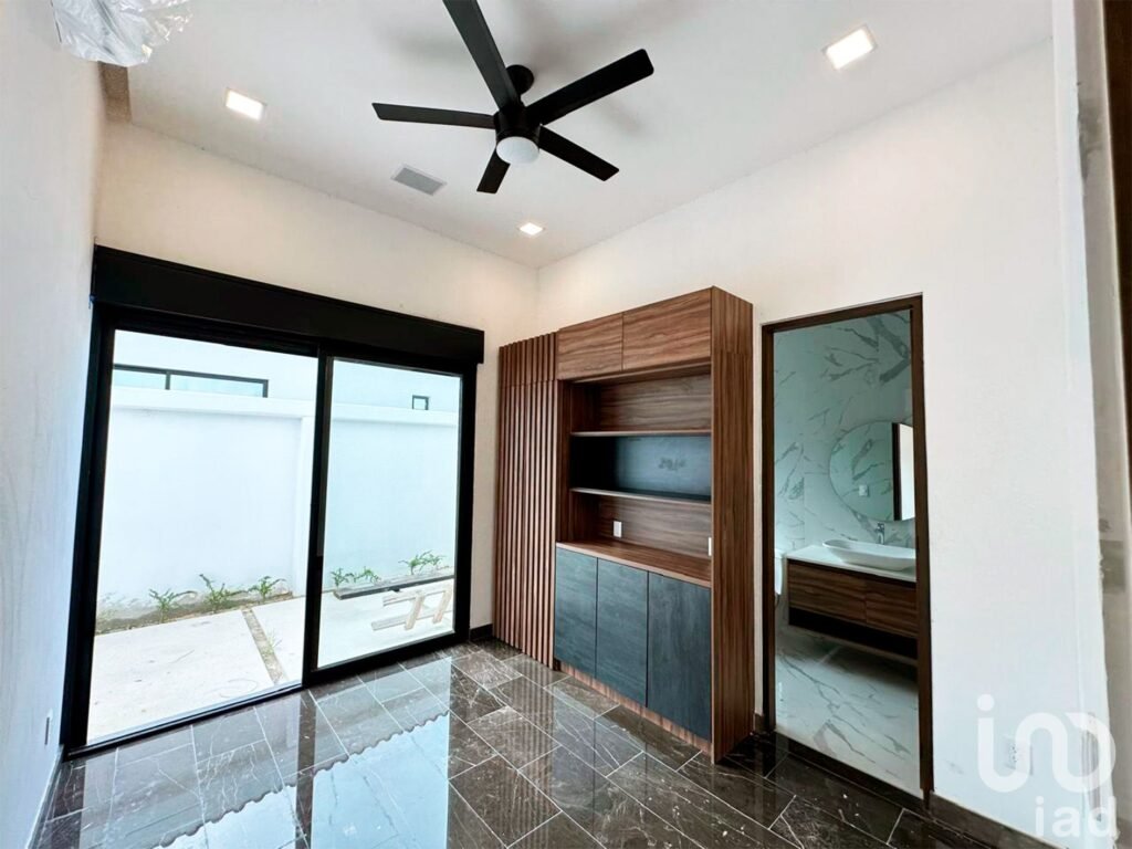 En Venta, Residencia de lujo frente al lago en Lagos del Sol. 5 recs, alberca, acabados elite