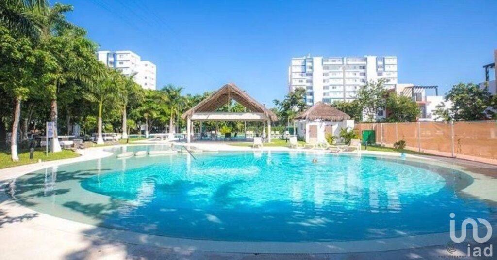 Depto en Liverté Cancún | 2 recs, 3 albercas y ubicación top por solo $2.47 M