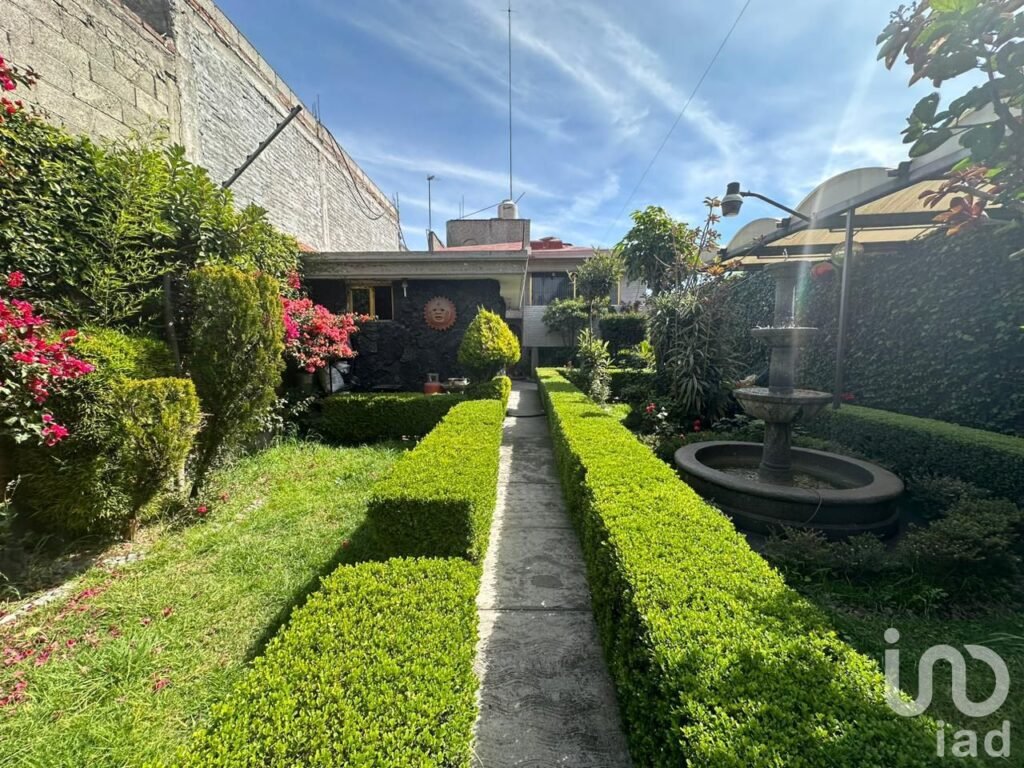 CASA EN VENTA  AMPLIA Y CON HERMOSO JARDIN  ZONA SAN FELIPE HUEYOTLIPAN