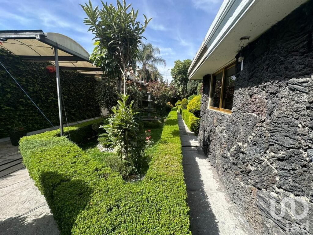 CASA EN VENTA  AMPLIA Y CON HERMOSO JARDIN  ZONA SAN FELIPE HUEYOTLIPAN