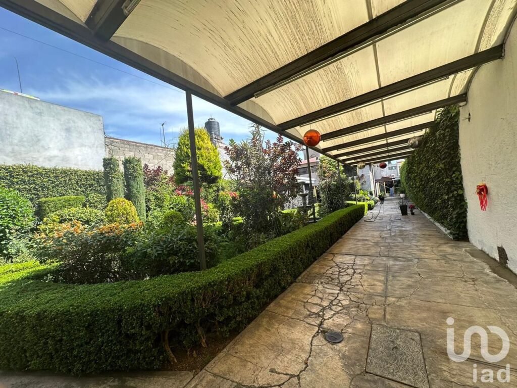CASA EN VENTA  AMPLIA Y CON HERMOSO JARDIN  ZONA SAN FELIPE HUEYOTLIPAN