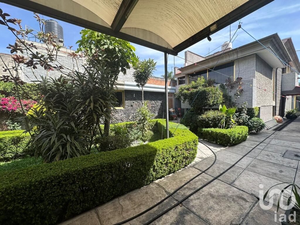 CASA EN VENTA  AMPLIA Y CON HERMOSO JARDIN  ZONA SAN FELIPE HUEYOTLIPAN