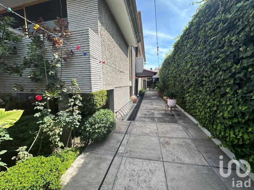 CASA EN VENTA  AMPLIA Y CON HERMOSO JARDIN  ZONA SAN FELIPE HUEYOTLIPAN