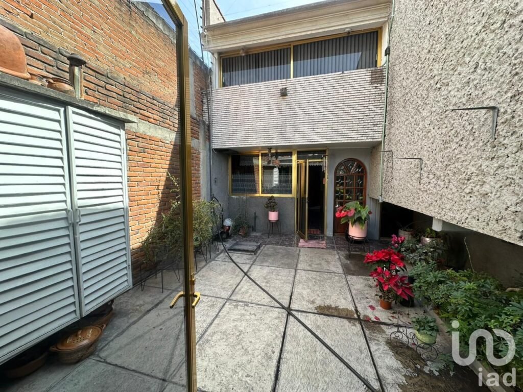 CASA EN VENTA  AMPLIA Y CON HERMOSO JARDIN  ZONA SAN FELIPE HUEYOTLIPAN