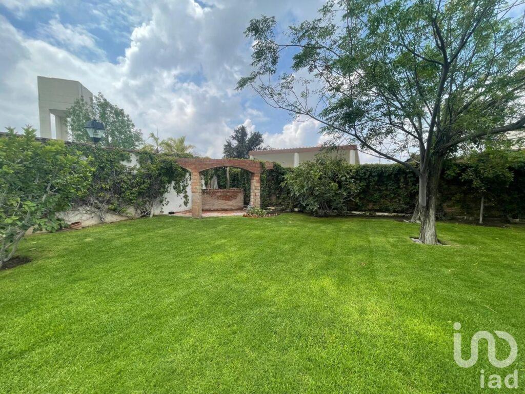 Casa en venta de una sola planta rodeada de jardin en Jardines del lago, Aguascalientes