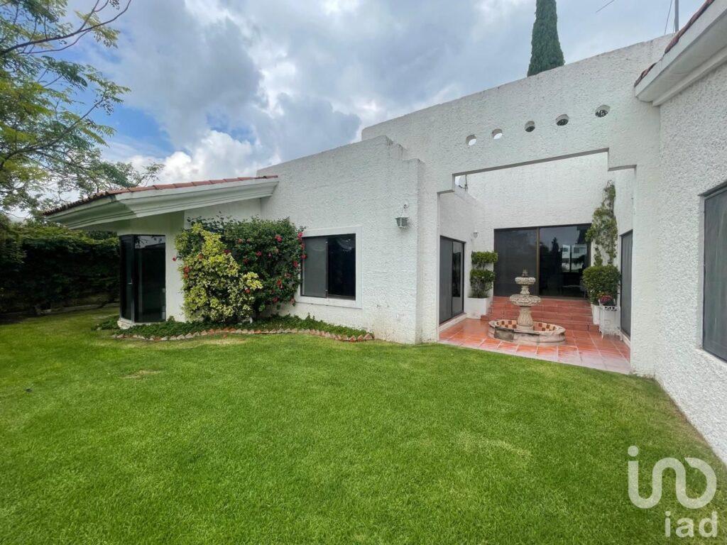 Casa en venta de una sola planta rodeada de jardin en Jardines del lago, Aguascalientes