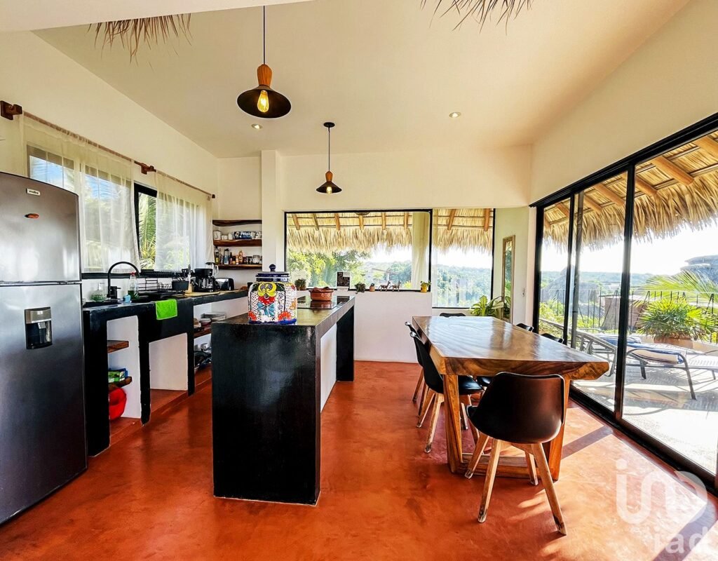 MODERNA CASA COSTERA en VENTA en LA PUNTA