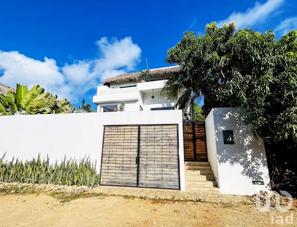 MODERNA CASA COSTERA en VENTA en LA PUNTA