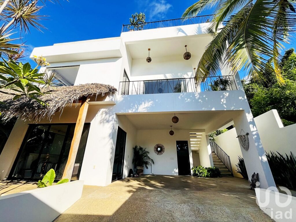 MODERNA CASA COSTERA en VENTA en LA PUNTA
