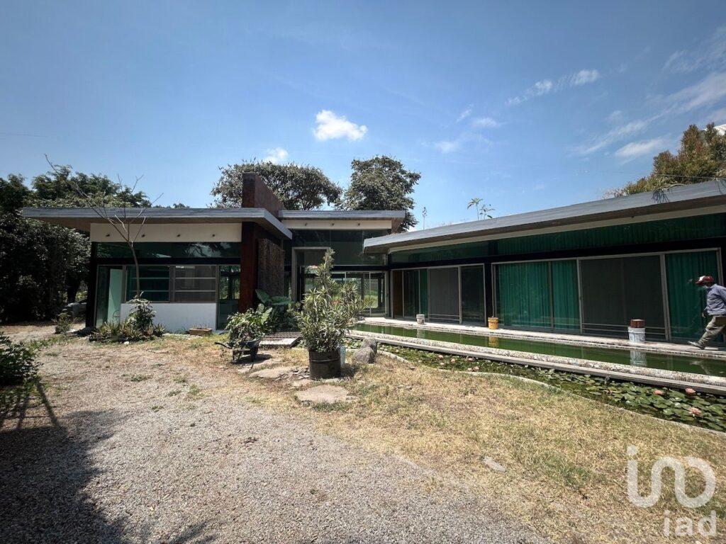 Casa de un nivel con alberca y amplio terreno jardín en Cuernavaca