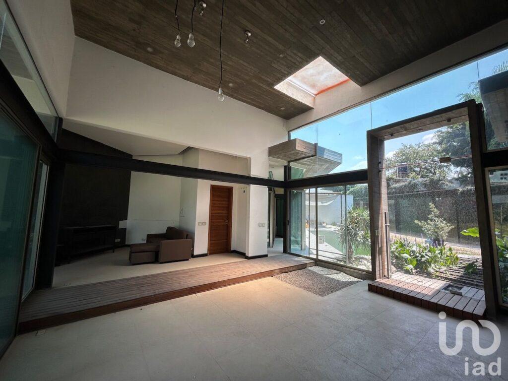 Casa de un nivel con alberca y amplio terreno jardín en Cuernavaca