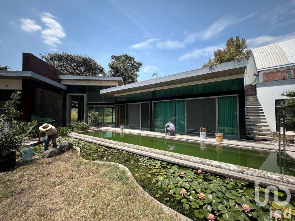 Casa de un nivel con alberca y amplio terreno jardín en Cuernavaca