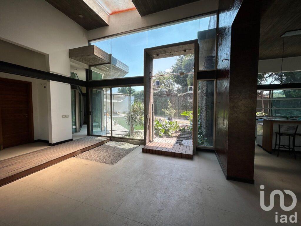 Casa de un nivel con alberca y amplio terreno jardín en Cuernavaca