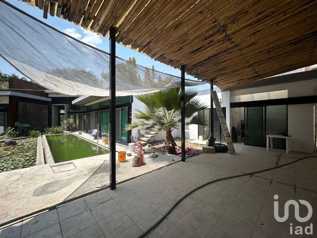 Casa de un nivel con alberca y amplio terreno jardín en Cuernavaca