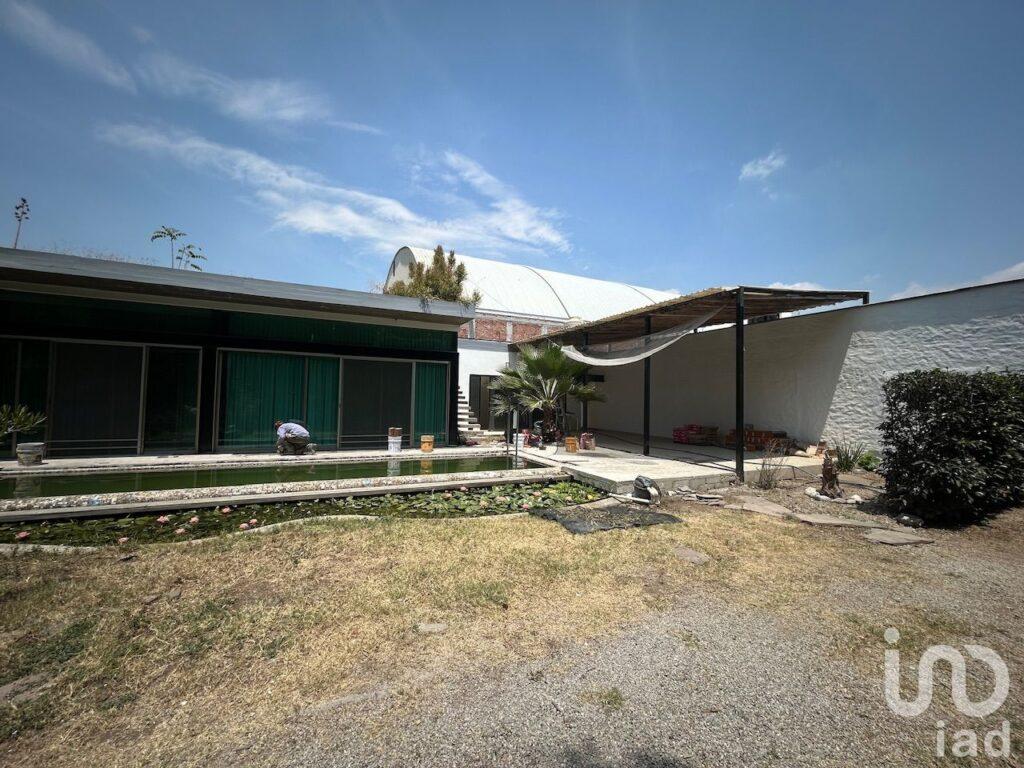 Casa de un nivel con alberca y amplio terreno jardín en Cuernavaca