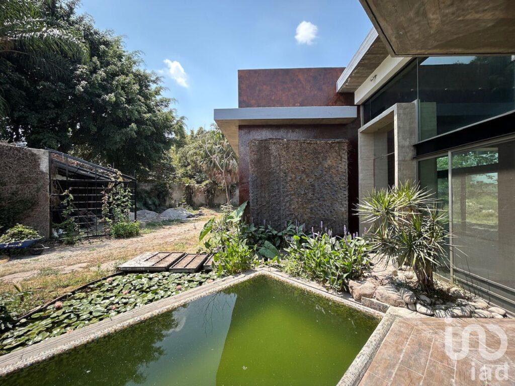 Casa de un nivel con alberca y amplio terreno jardín en Cuernavaca