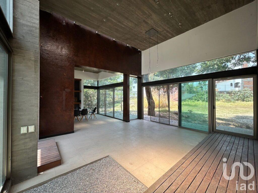 Casa de un nivel con alberca y amplio terreno jardín en Cuernavaca