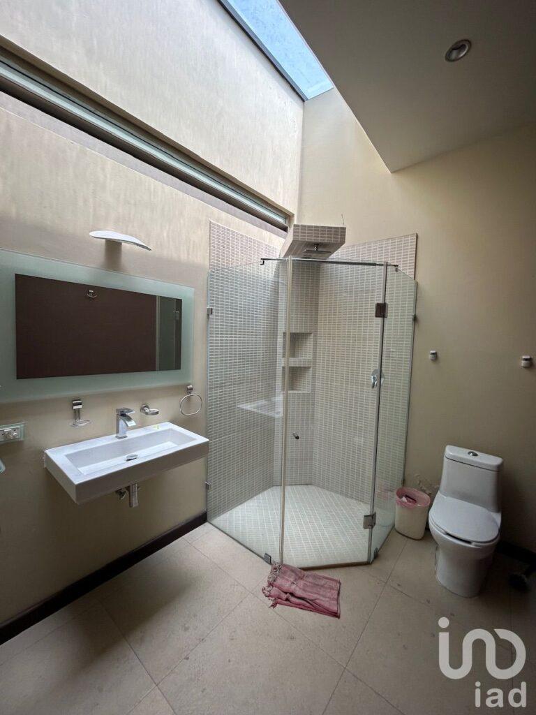 Casa de un nivel con alberca y amplio terreno jardín en Cuernavaca