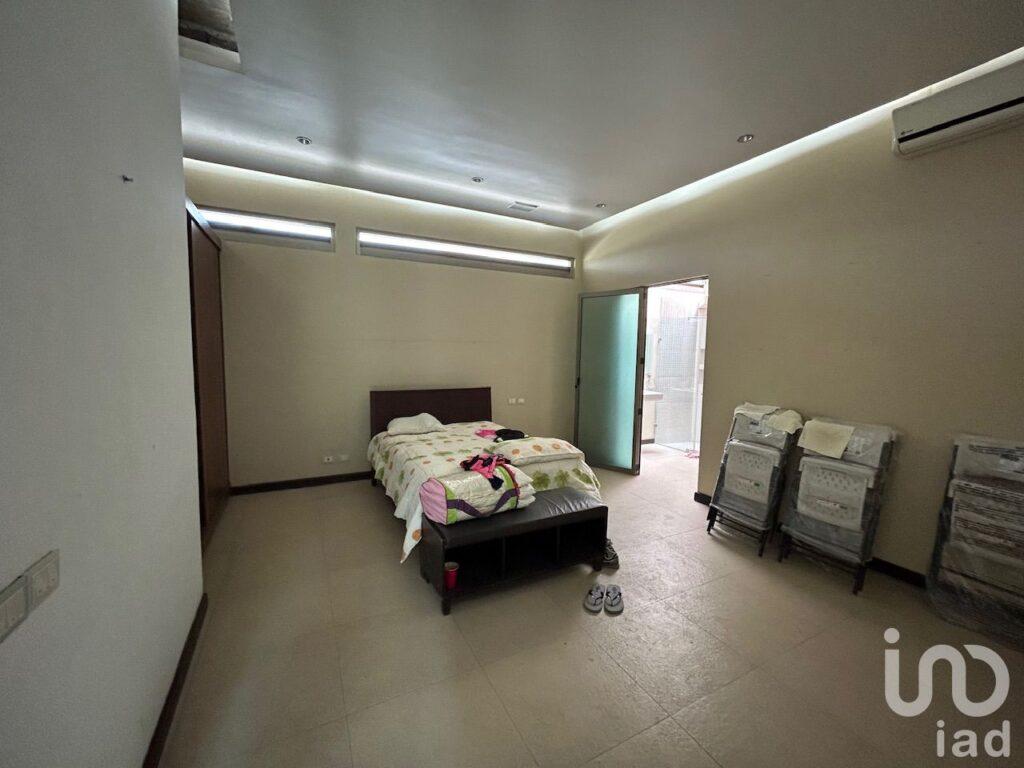 Casa de un nivel con alberca y amplio terreno jardín en Cuernavaca