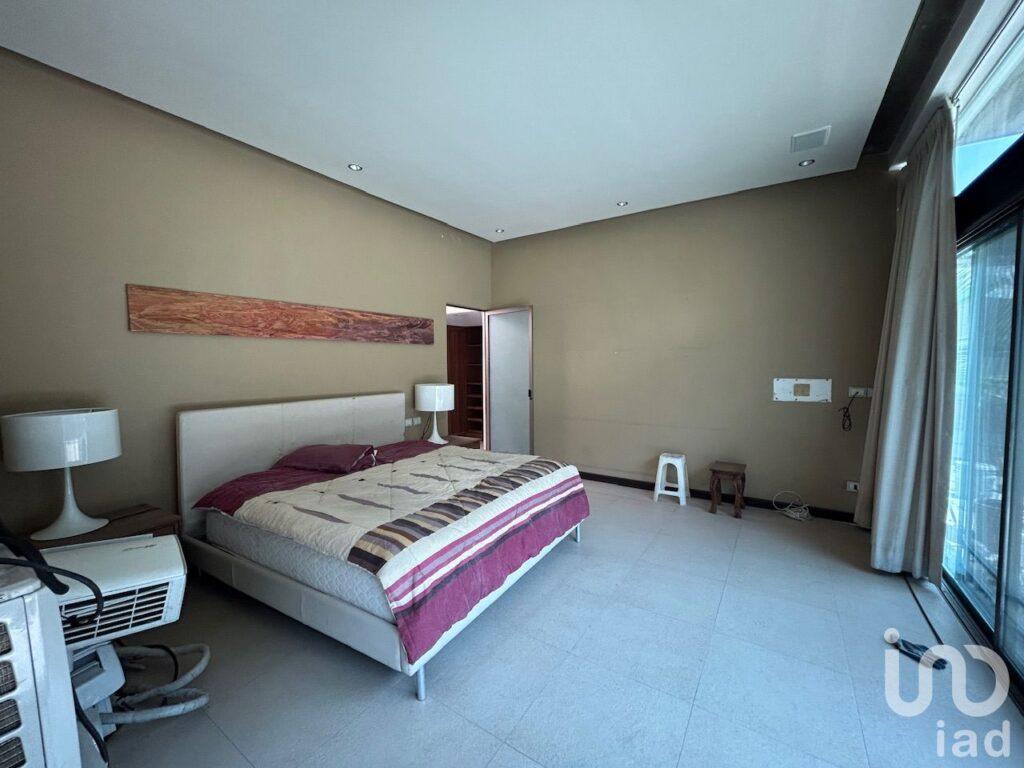 Casa de un nivel con alberca y amplio terreno jardín en Cuernavaca