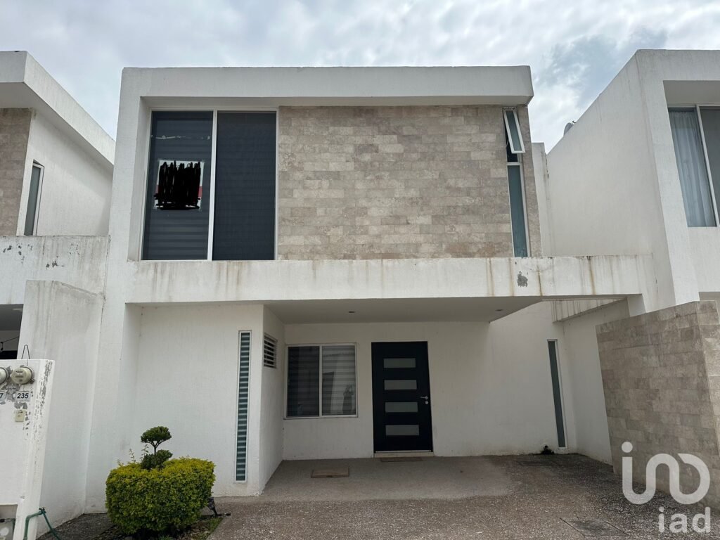 CASA 4 RECÁMARAS + PATIO Y JARDIN EN VENTA