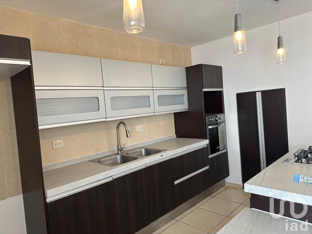 CASA 4 RECÁMARAS + PATIO Y JARDIN EN VENTA