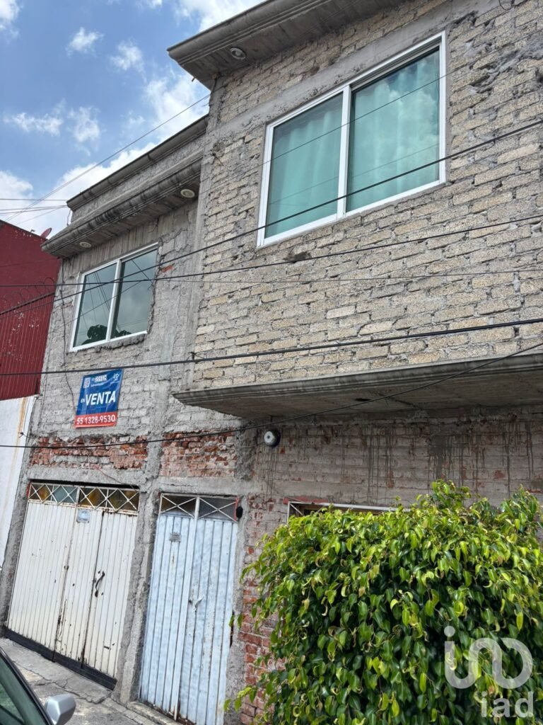 Casa en venta con dos departamentos lista para remodelar
