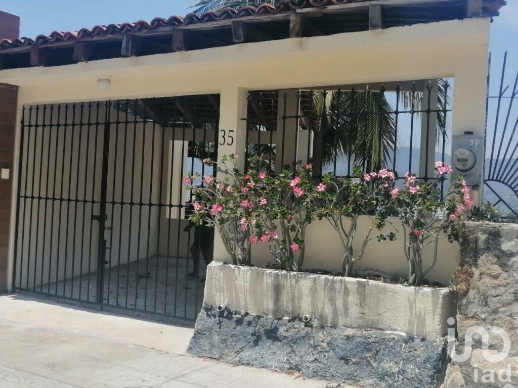 Casa sola en Venta en fraccionamiento De Lujo Joyas de Brisamar ACAPULCO