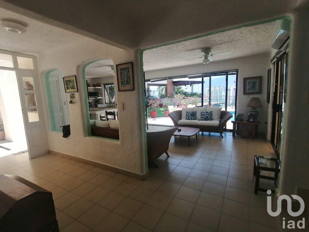 Casa sola en Venta en fraccionamiento De Lujo Joyas de Brisamar ACAPULCO