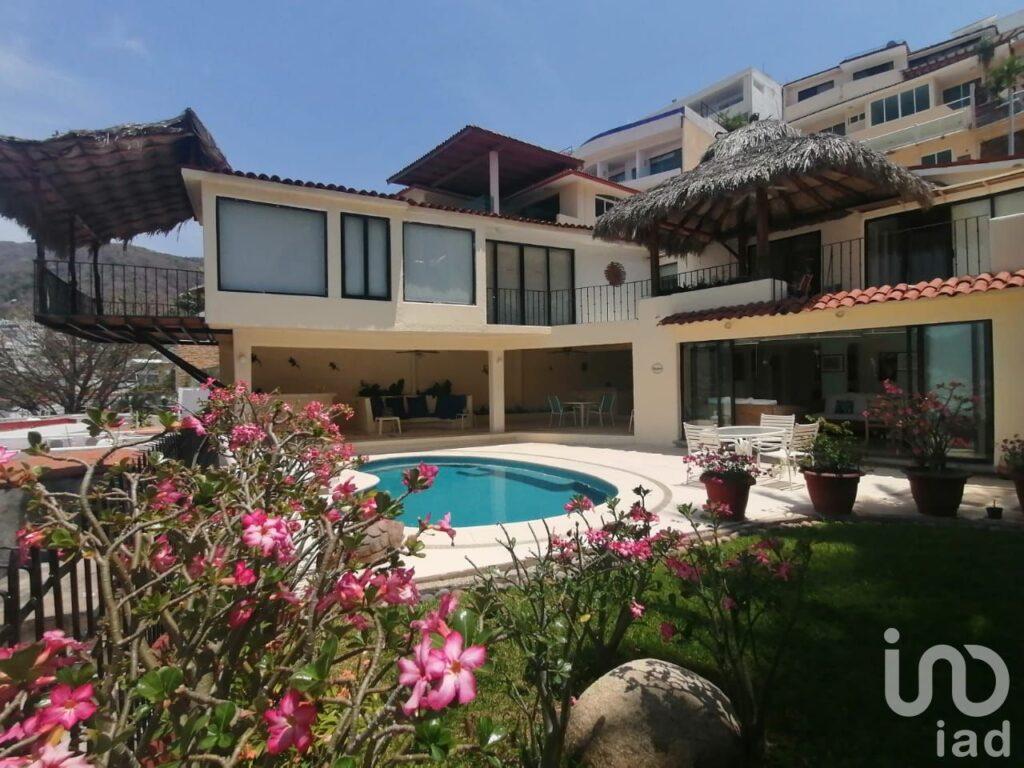 Casa sola en Venta en fraccionamiento De Lujo Joyas de Brisamar ACAPULCO