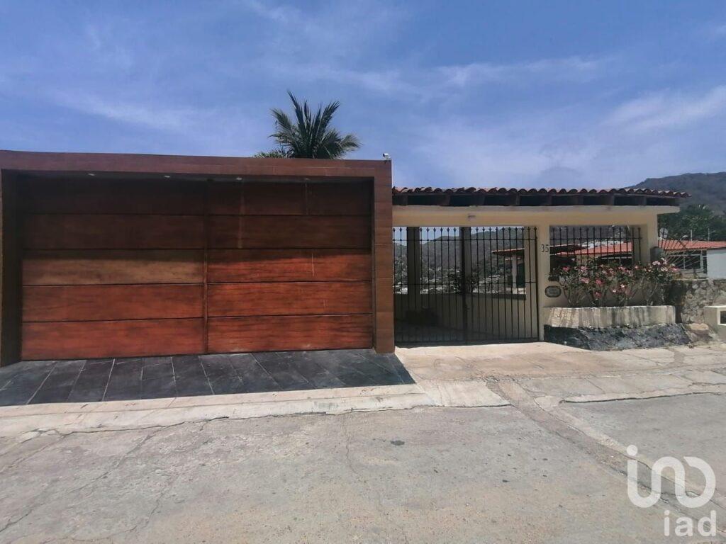Casa sola en Venta en fraccionamiento De Lujo Joyas de Brisamar ACAPULCO