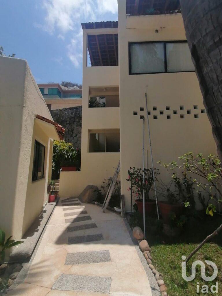 Casa sola en Venta en fraccionamiento De Lujo Joyas de Brisamar ACAPULCO