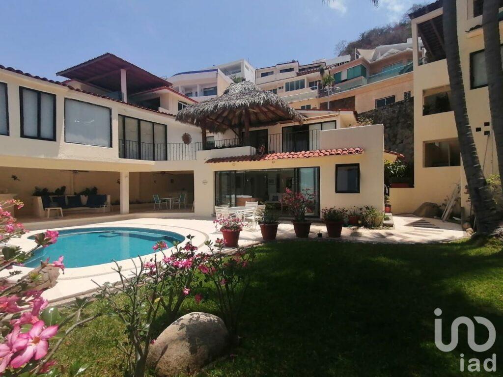 Casa sola en Venta en fraccionamiento De Lujo Joyas de Brisamar ACAPULCO