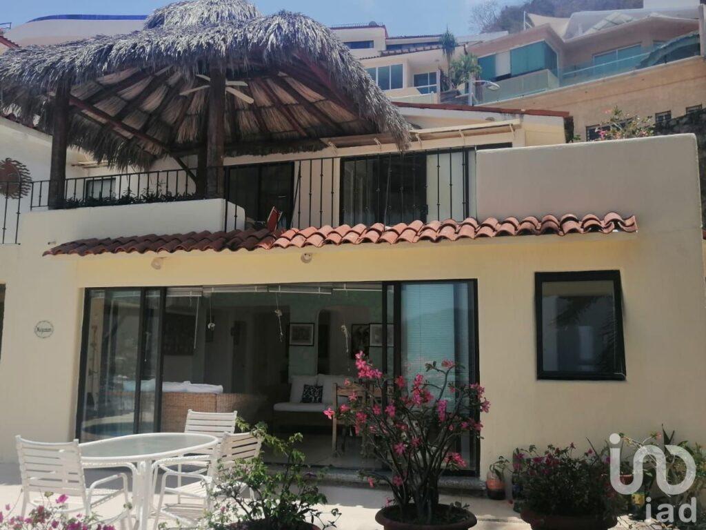 Casa sola en Venta en fraccionamiento De Lujo Joyas de Brisamar ACAPULCO