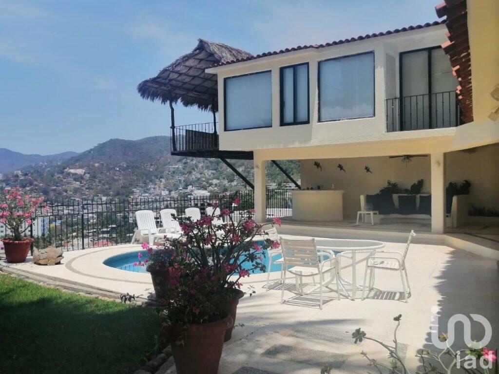 Casa sola en Venta en fraccionamiento De Lujo Joyas de Brisamar ACAPULCO