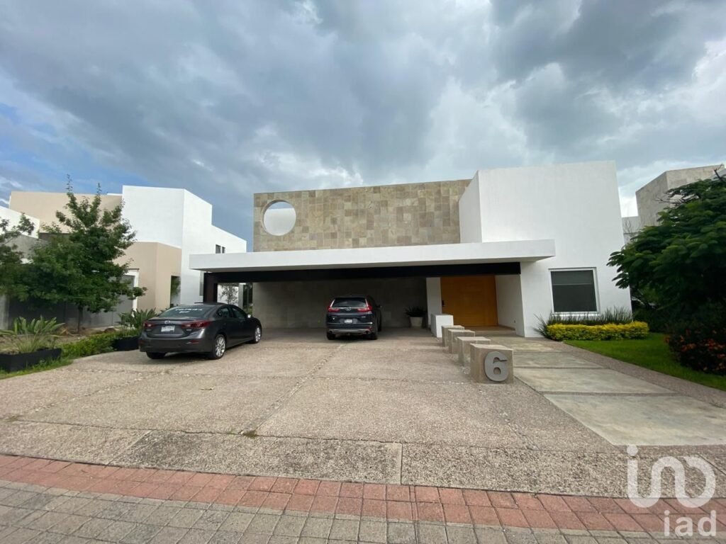 CASA EN VILLAS REGENCY JURICA