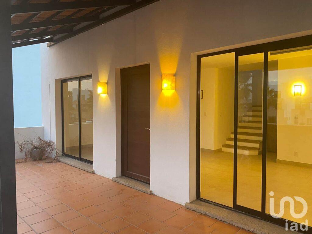 Venta departamento de 2 plantas en privada dentro del Fraccionamiento El Refugio