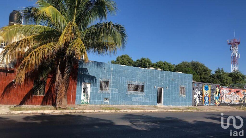 SE VENDE AMPLIA PROPIEDAD EN ESQUINA COL. EL PROVENIR, MERIDA, YUCATAN.